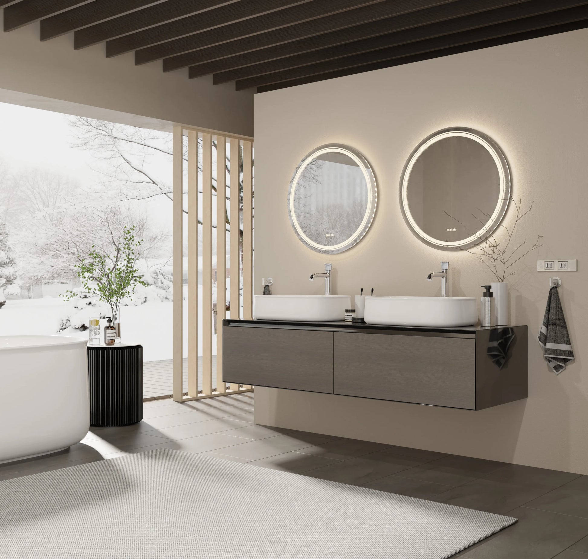 Modernus vonios kambarys su išmaniu veidrodžiu su LED apšvietimu virš dvigubo praustuvo