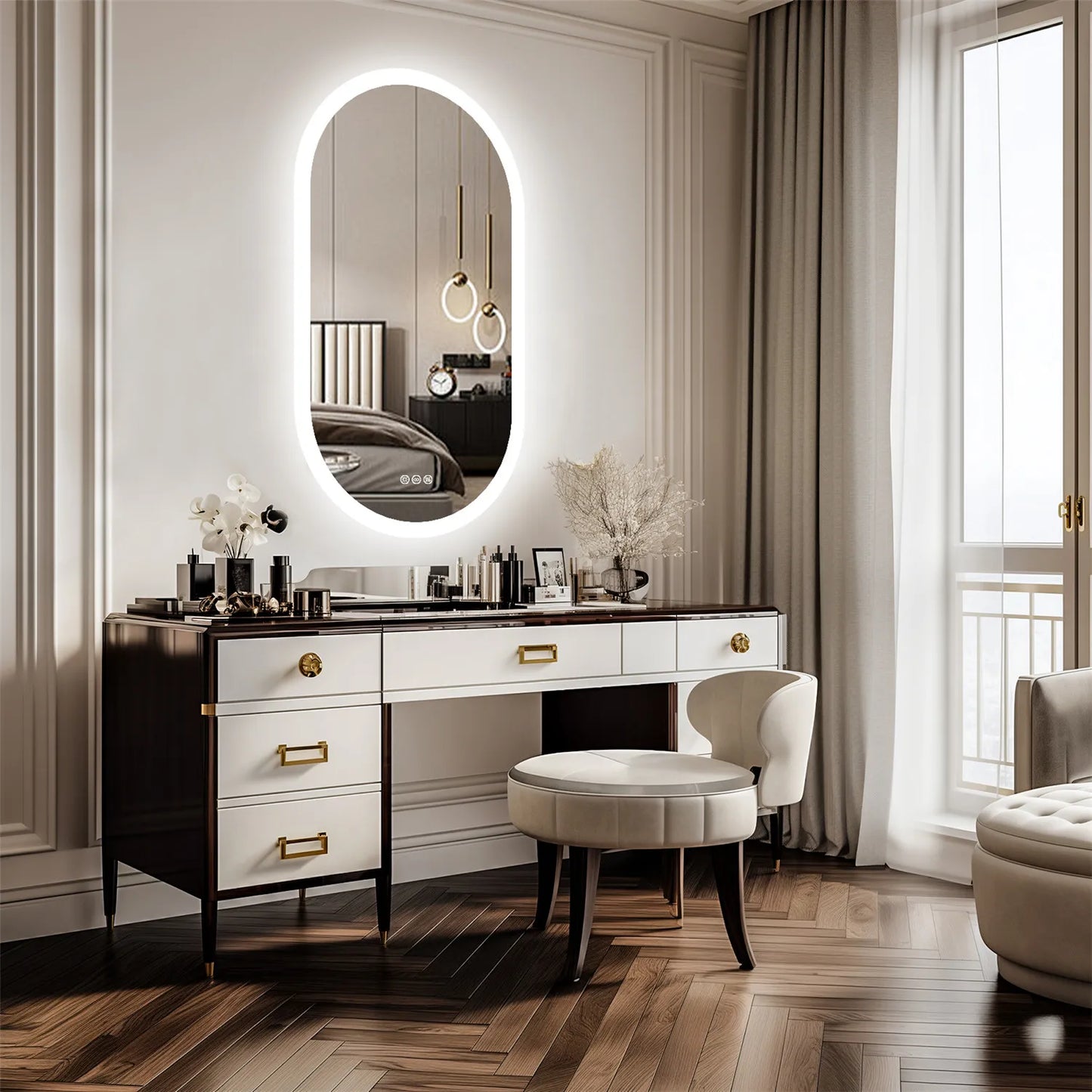 Modernus kambario interjeras su išmaniuoju LED veidrodžiu voniai ant sienos virš rašomojo stalo