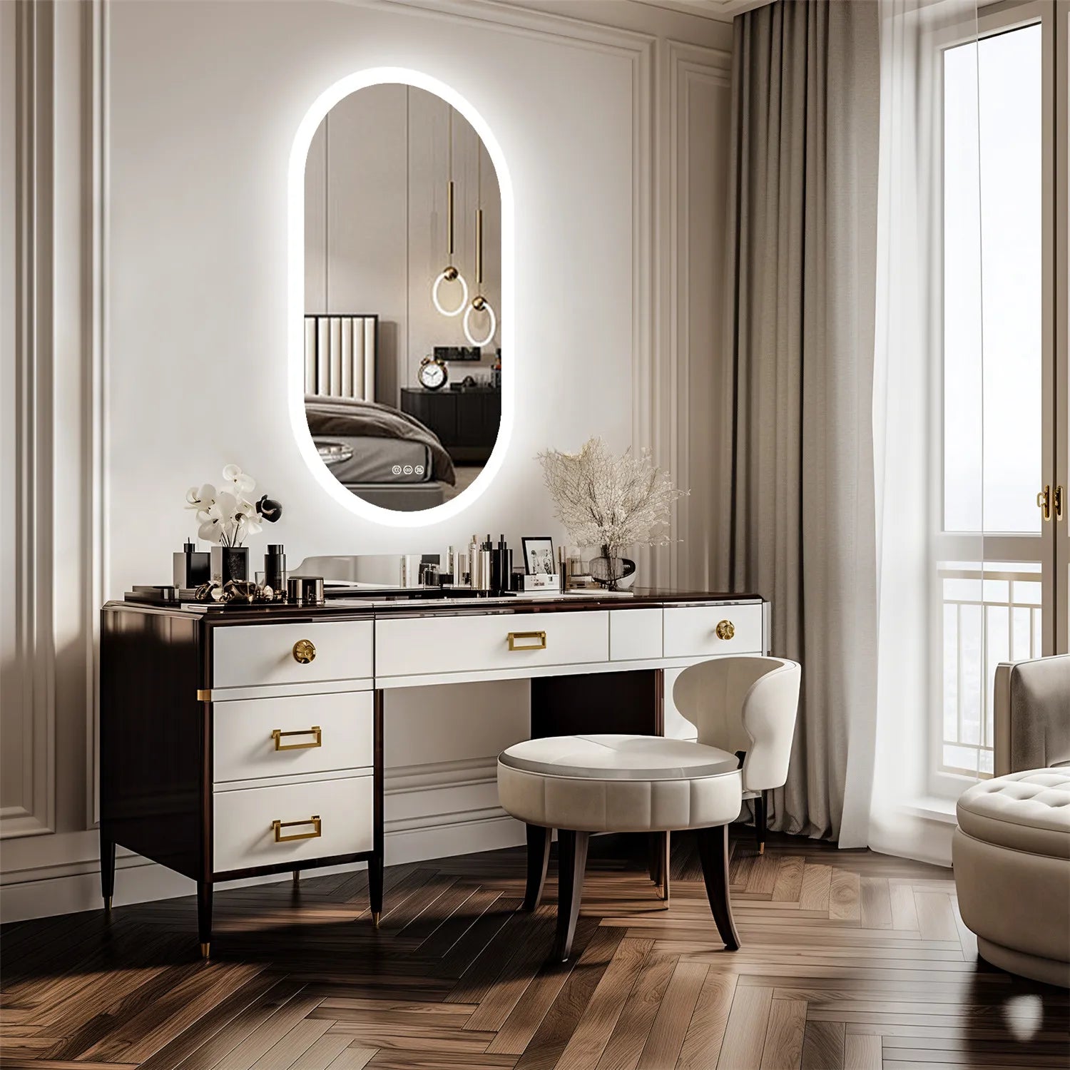 Modernus kambario interjeras su išmaniuoju LED veidrodžiu voniai ant sienos virš rašomojo stalo